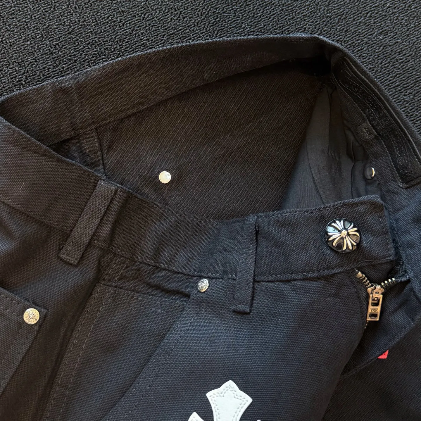 P280 Style number: D359 So cool from Chromehearts Chromehearts Contrast color leather overalls Color #Black Size #S-Xxl (28 30 32 34 36) 28 Waist 74 Hips 102 Length 101 30 Waist 78 Hips 106 Length 102 32 Waist 82 Hips 110 Pants length 103 34 Waist 86 Hips 114 Pants length 104 36 Waist 90 Hips 118 Pants length 106